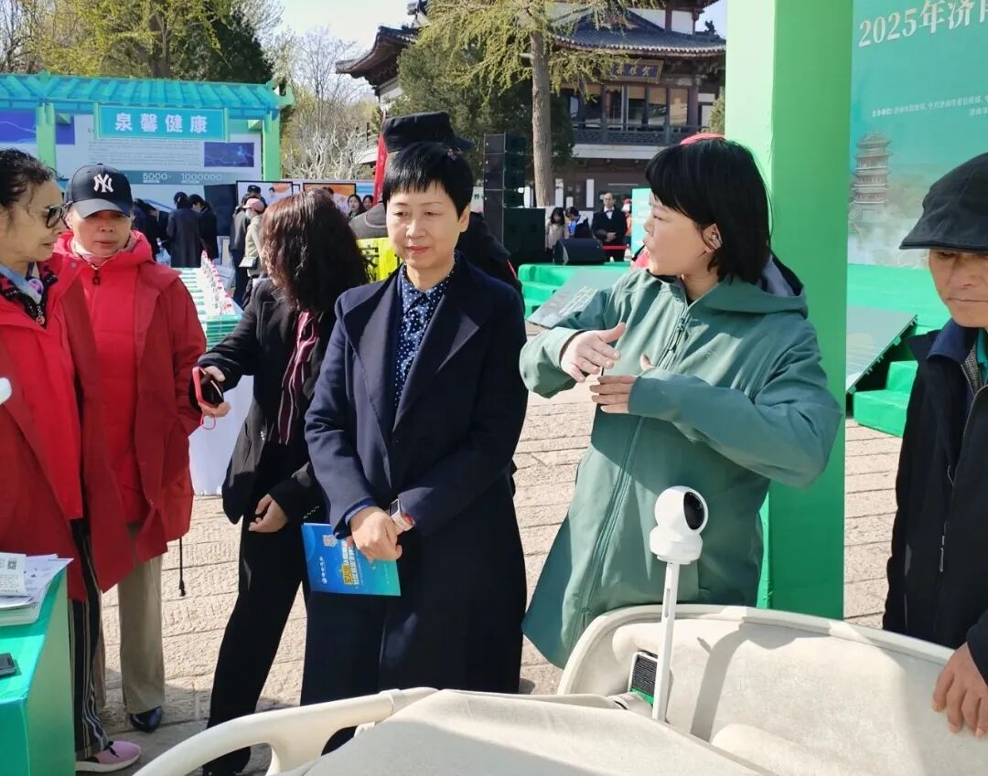 正仁慧康闪耀济南养老大集，智能护理床赋能银龄生活。